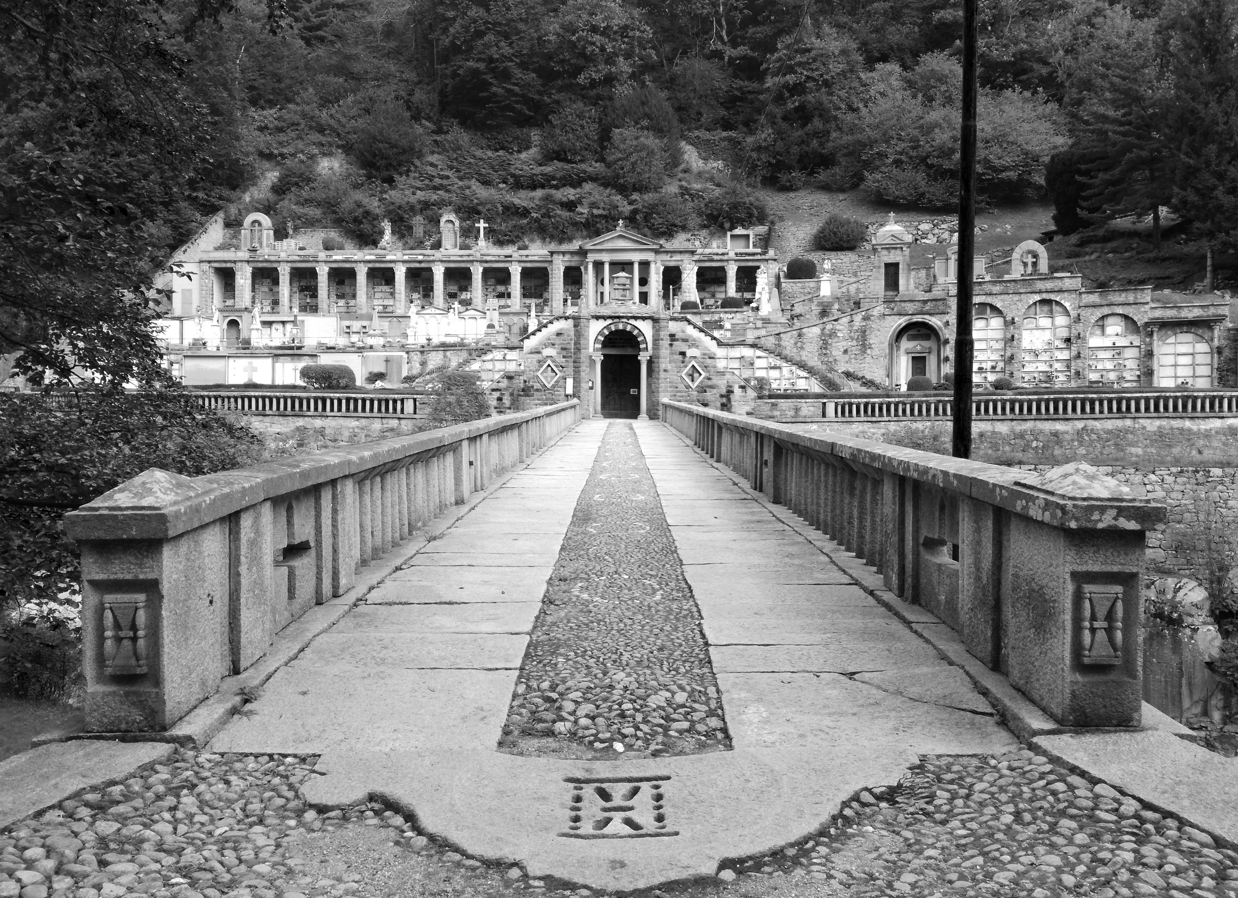 il ponte a tre arcate che porta al cimitero, decorato con clessidre.jpg
