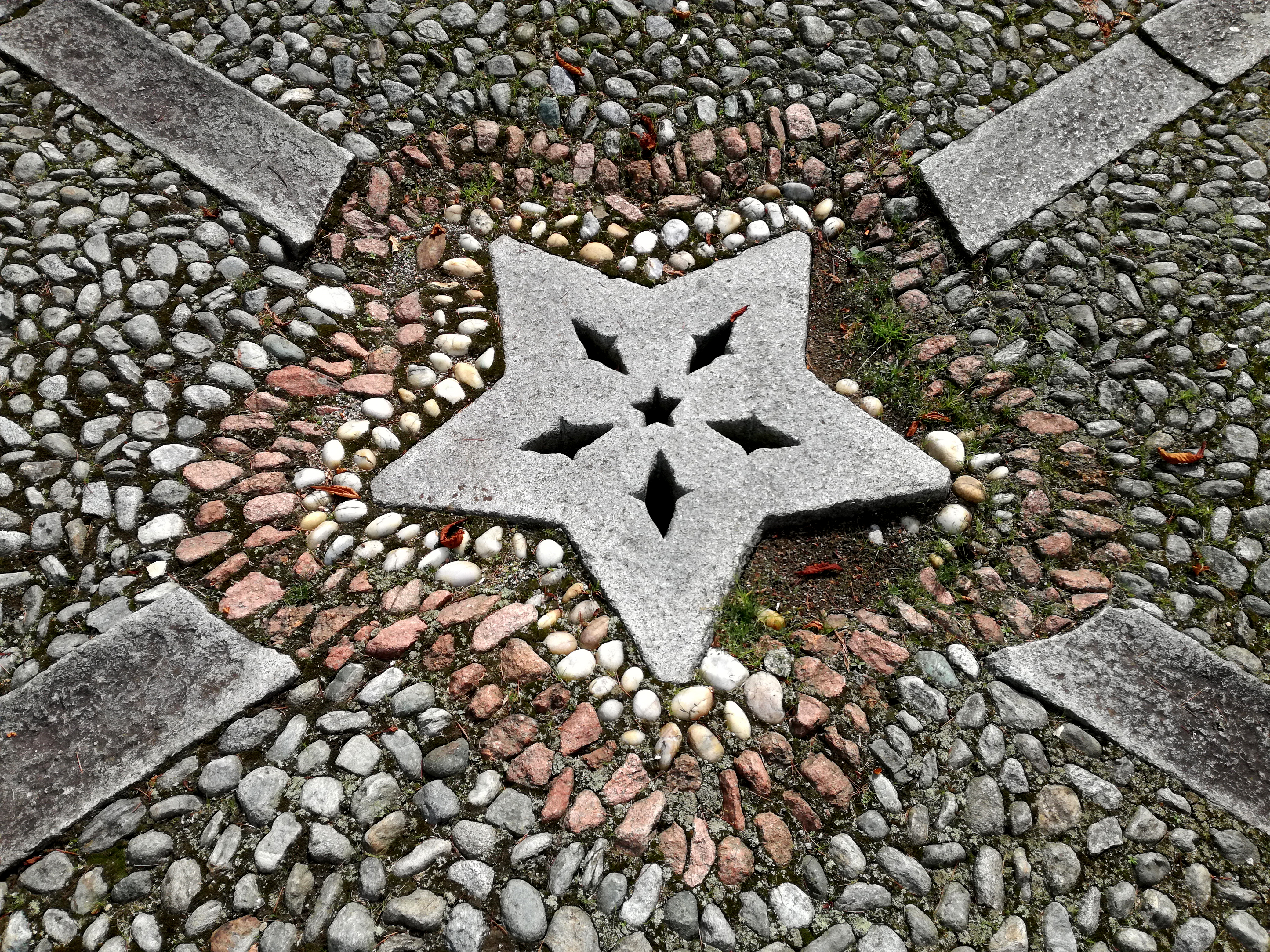 la stella a cinque punte ricorre sul sagrato della chiesa.jpg
