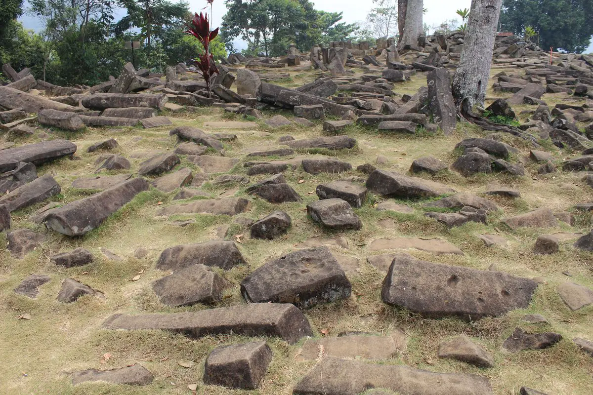Gunung Padang : la "Montagne de Lumière" javanaise, entre archéologie (fanta) et folklore